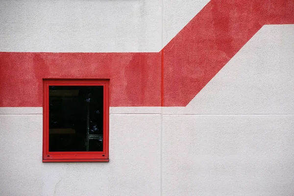 Fenster mit bemalter Fassade — Stockfoto