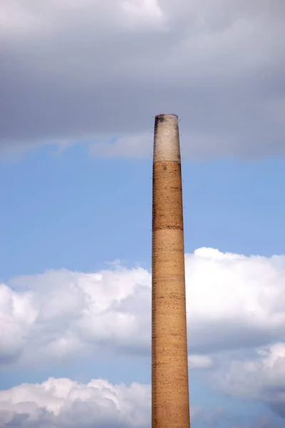 Industrieschornstein und Wolken — Stockfoto