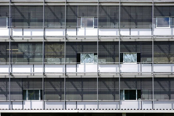 Construção de aço lança sombras — Fotografia de Stock