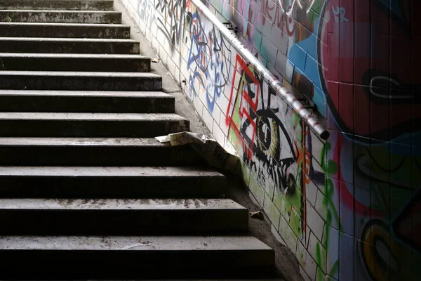 Passagem subterrânea dos túneis das escadas — Fotografia de Stock