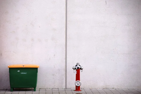 Grit container and fire hydrant — Stock Photo, Image