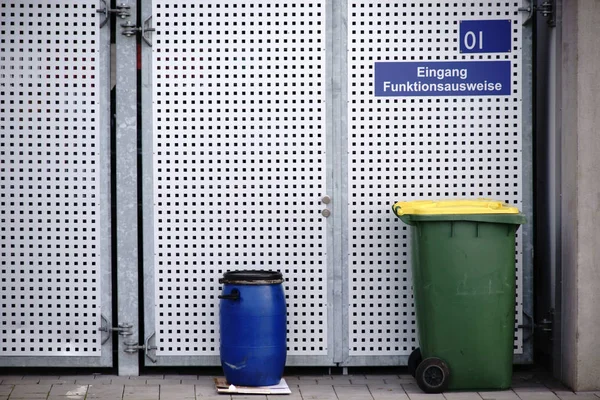 Contenedor de residuos frente a la puerta —  Fotos de Stock