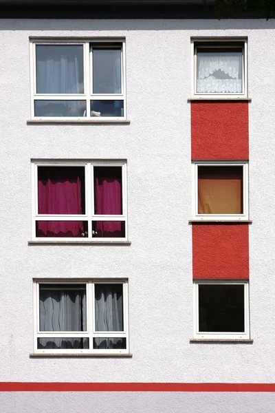 Janelas de apartamento com cortinas coloridas — Fotografia de Stock