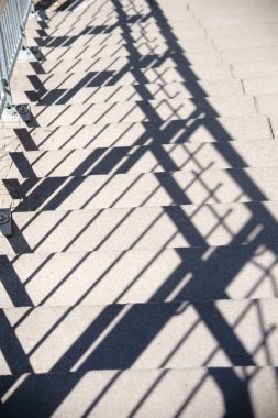 Merdiven korkuluk gölgeler atar