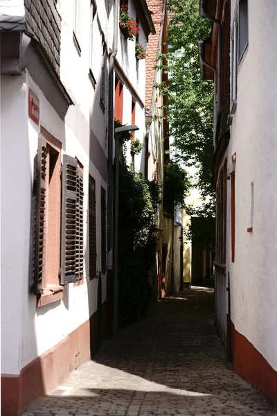 Wąska uliczka między budynkami — Zdjęcie stockowe