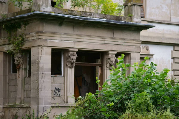 Abandoned villa with wild garden — Stock Photo, Image