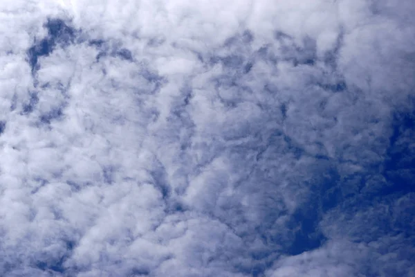 Gyapjas felhők underview — Stock Fotó