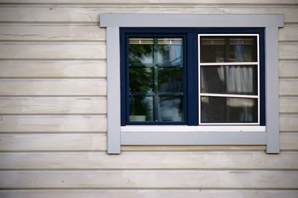 Fenster in Holzhütte — Stockfoto