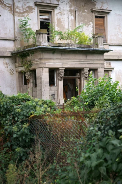 Abandoned old villa — Stock Photo, Image