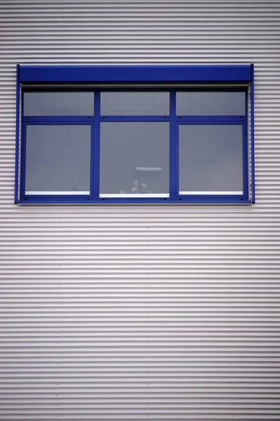 Ventanas de oficina en hierro ondulado — Foto de Stock
