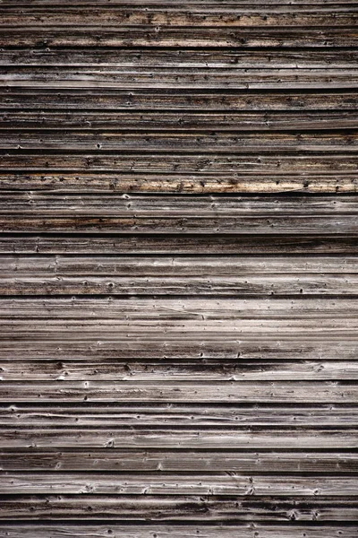 Yıpranmış ahşap cephe