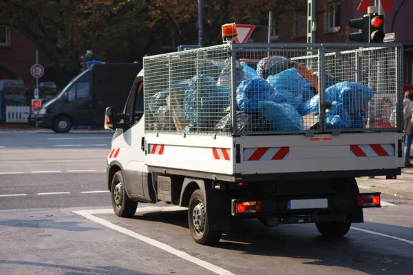 Vuilnis verwijdering met vervoerder — Stockfoto