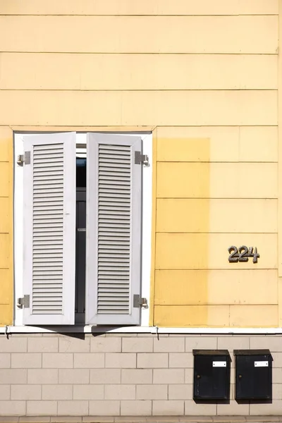 Closed shutters house — Stock Photo, Image