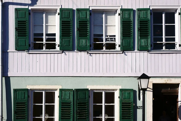 Stadthaus mit Rollläden — Stockfoto