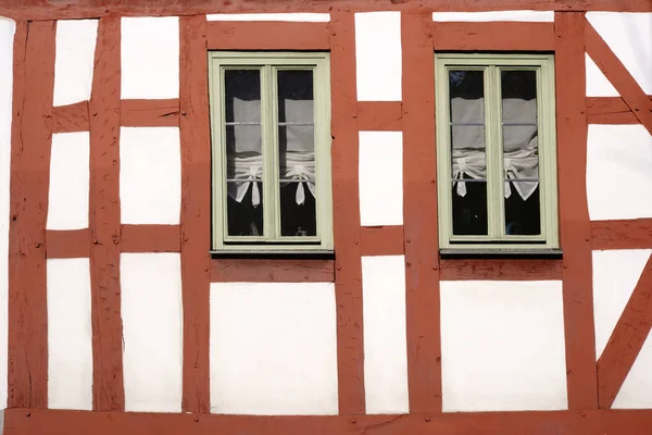 Casa de meia-madeira com janelas estreitas — Fotografia de Stock