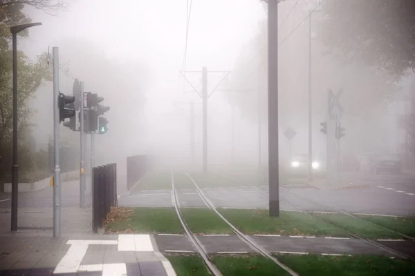 路面電車と霧の中の道路 — ストック写真