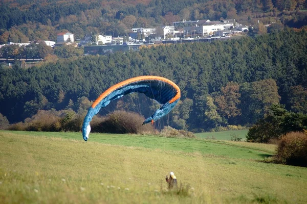 Gleitschirmfliegen im Freien — Stockfoto