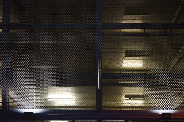 Освещённый гараж в ночное время — стоковое фото