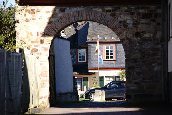 Utfärda utegångsförbud för ingången Wehen Castle — Stockfoto