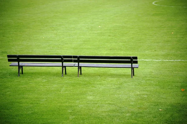 Trenér lavička na fotbalovém hřišti — Stock fotografie