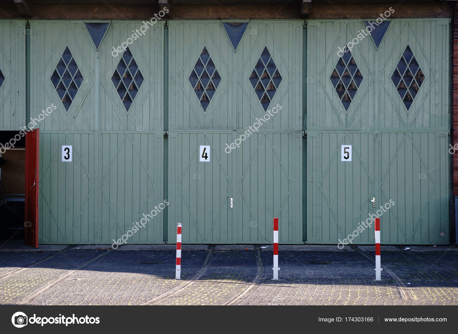 Nostalgische Garagentore - Stockfotografie: lizenzfreie Fotos © ginton
