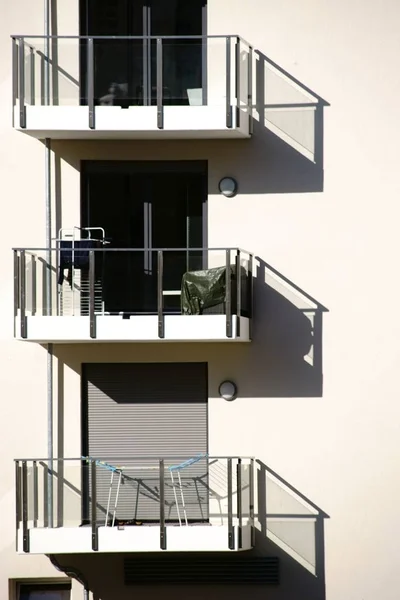 Балконы бросают тень — стоковое фото