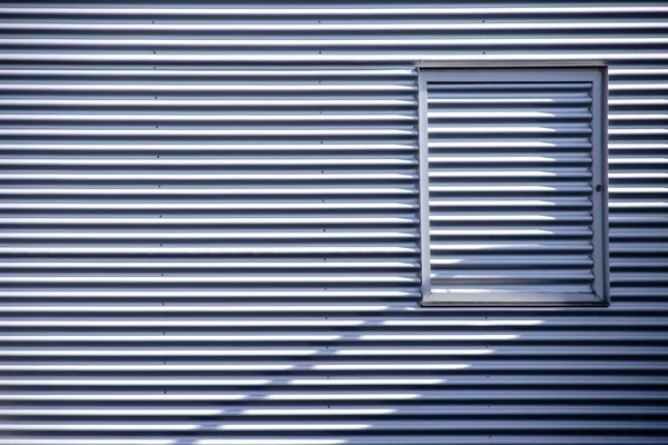 波纹铁 波纹金属与篦窗的现代外观的细节 — 图库照片