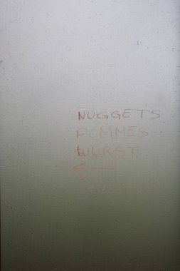 Buğulu bölmeye köşk at / farklı gıda ürünleri içeren bir puslu dumana kiosk pencere üzerinde yazılı.                   