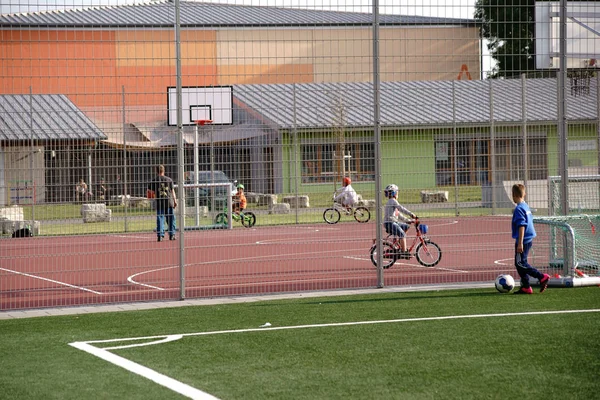 Νεολαία Και Αθλητικά Πάρκο Ginsheim Νέοι Και Παιδιά Βόλτα Bmx — Φωτογραφία Αρχείου