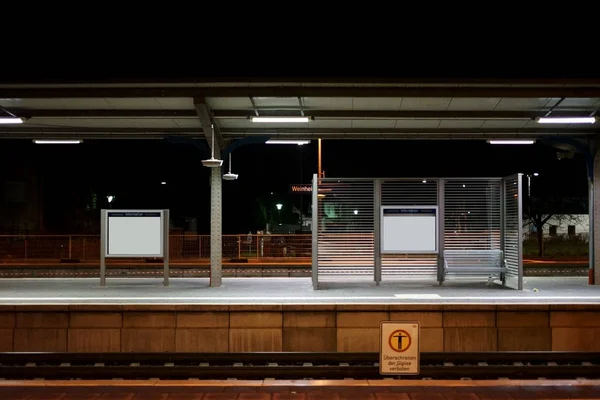 Gece Weinheim Tren Stasyonu Bir Cam Bölme Duvar Üzerinde Seatings — Stok fotoğraf