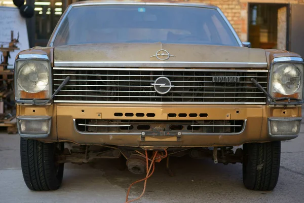 Oude Opel Diplomat Vooraanzicht Van Een Oude Verroeste Opel Diplomaat — Stockfoto