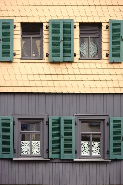 Schindelfassade Offene Rollläden Auffälliger Fassade Aus Gelben Schindeln — Stockfoto