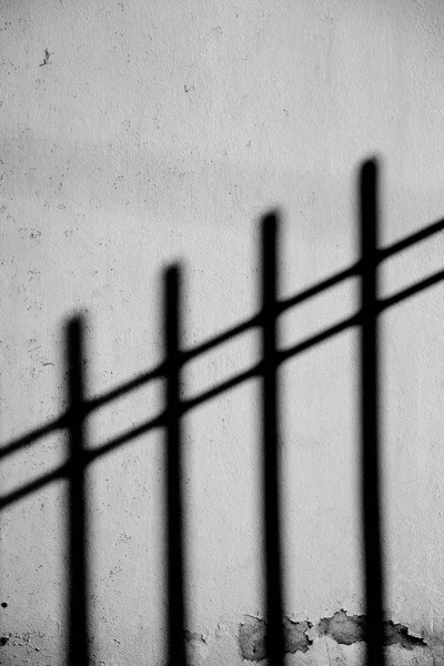 Kerítés Árnyékot Sötét Szürreális Árnyékában Egy Vas Kerítés Gipsz Homlokzat — Stock Fotó