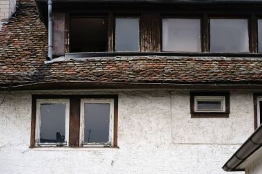 Harap çatı / yaslanmış, harap ve nostaljik windows ve bir eski ve listelenen Binası Çatı Zona.                             