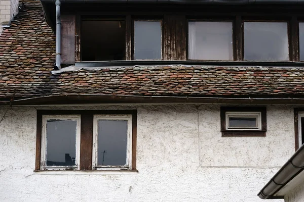 Baufälliges Dach Schiefe Marode Und Nostalgische Fenster Und Dachschindeln Eines Stockbild