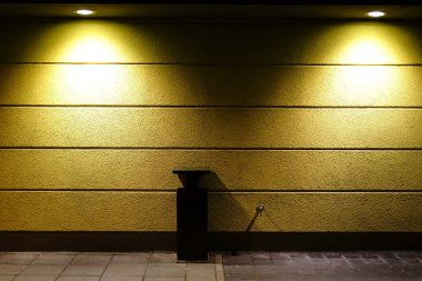 Duvar spot ışık koniler atar / bir duvar close-up spot bir otel dış cephe üzerinde gece boyunca.                    