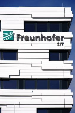 Fraunhofer Enstitüsü / modern cephesinde Teknik Üniversitesi Darmstadt Fraunhofer Enstitüsü logo Darmstadt 31 Ekim 2017 üzerinde bina.                          