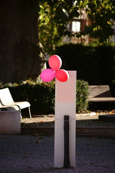 Red Balloons Pillar Three Red Balloons Hang Pillar Public Place — Stock Photo, Image