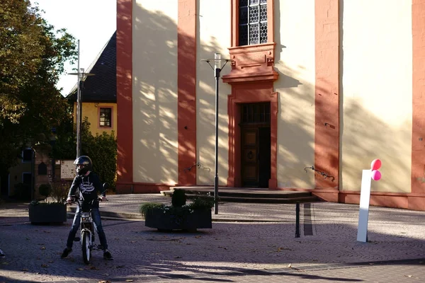 Forecourt Chiesa San Giorgio Nieder Olm Cavaliere Ciclomotore Sul Piazzale — Foto Stock
