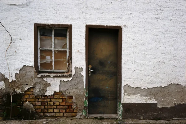 Baufälliges Wohnhaus Zerbrochene Fenster Und Die Schiefe Tür Eines Baufälligen Stockfoto