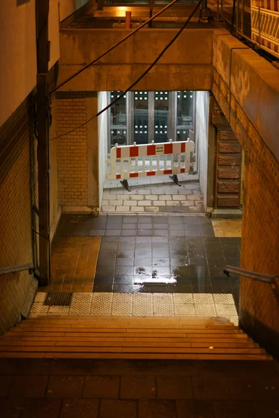 Regenpfützen Der Treppe Die Dunklen Stufen Eines Bahnhofstunnels Mit Pfützen — Stockfoto