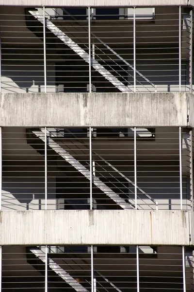 Piani Parcheggio Grattacielo Vari Piani Livelli Garage Con Scale Dietro — Foto Stock