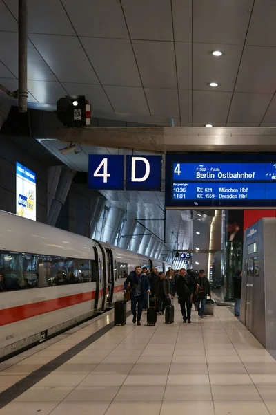 Σιδηροδρομικός Σταθμός Φρανκφούρτης Main Ένα Τρένο Μεγάλων Αποστάσεων Μόνιμη Στο — Φωτογραφία Αρχείου