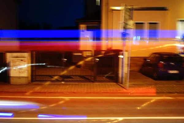 Lekkie Paski Smugi Świetlne Szybko Przejeżdżających Samochodów Nocy — Zdjęcie stockowe