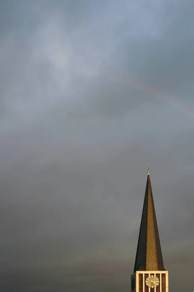 Kirchturm Mit Regenbogen Der Uhrturm Einer Kirche Abend Bei Sonnenuntergang — Stockfoto