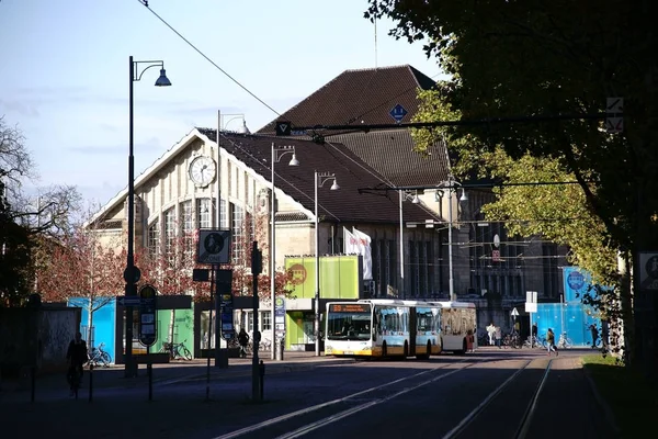 การจราจรบนรถบ สถาน Darmstadt การขนส งรถบ สและโครงสร างพ นฐานท สถาน รถไฟ — ภาพถ่ายสต็อก