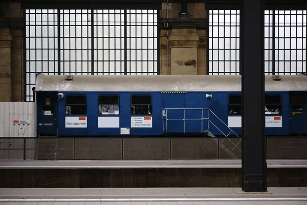 车站的自行车出租 在车站废弃的火车车厢里的自行车出租 — 图库照片
