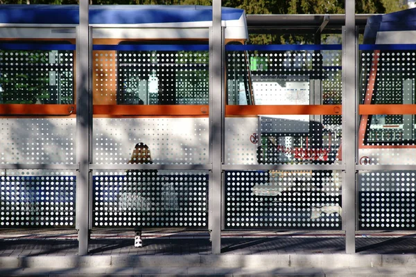 Современная Трамвайная Остановка Недавно Построенное Стеклянное Укрытие Современной Трамвайной Остановки — стоковое фото
