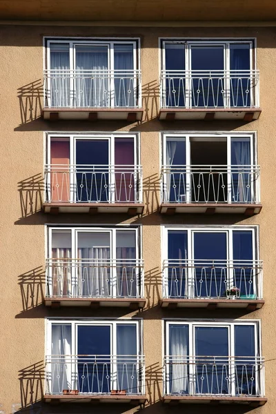 Mały Balkon Balustrady Małych Balkonów Budynku Mieszkalnego Obsada Cienie — Zdjęcie stockowe