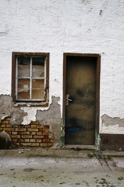 Edificio Residencial Dilapidado Ventanas Rotas Puerta Torcida Edificio Residencial Ruinas Imágenes de stock libres de derechos